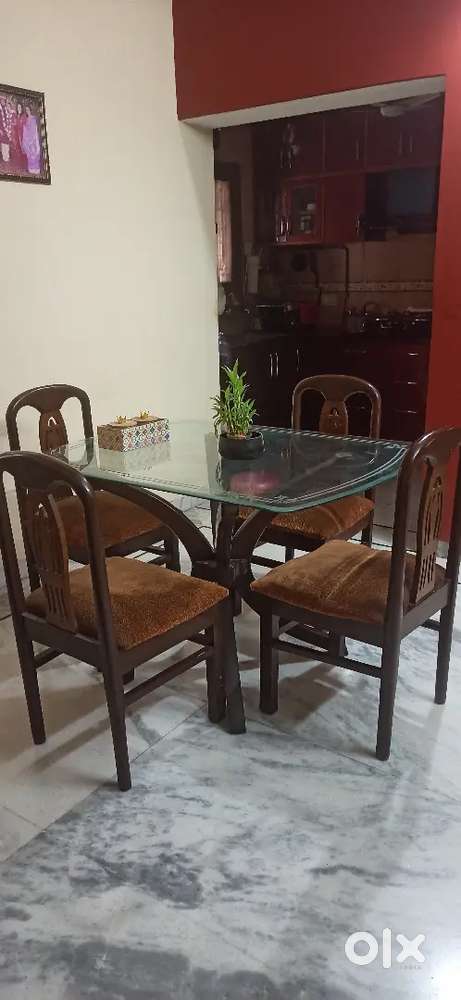 4 seater dining table