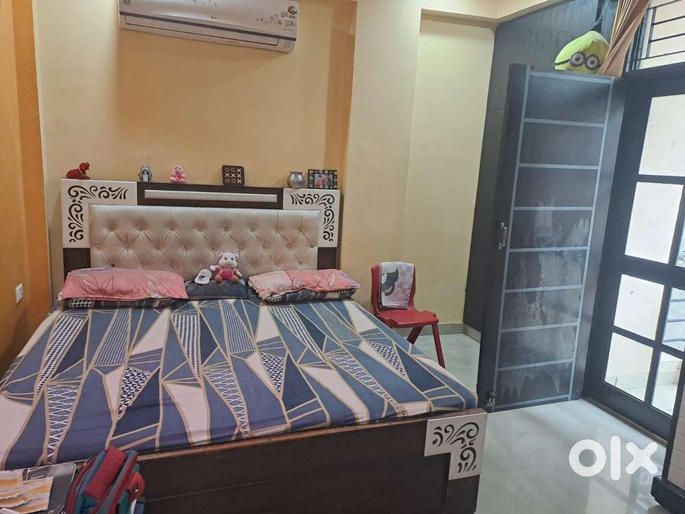 flat contains 3 big size bedrooms ,2 washrooms, kitchen and 3 balcony