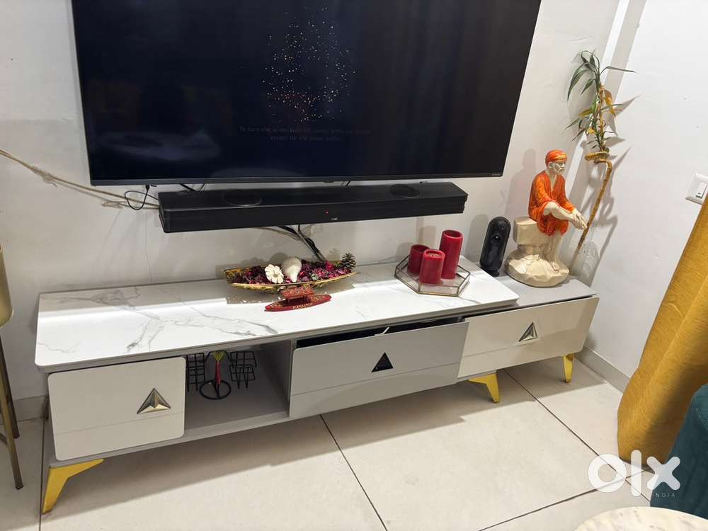 Expandable Top TV Unit  Premium Finish  Excellent Condition