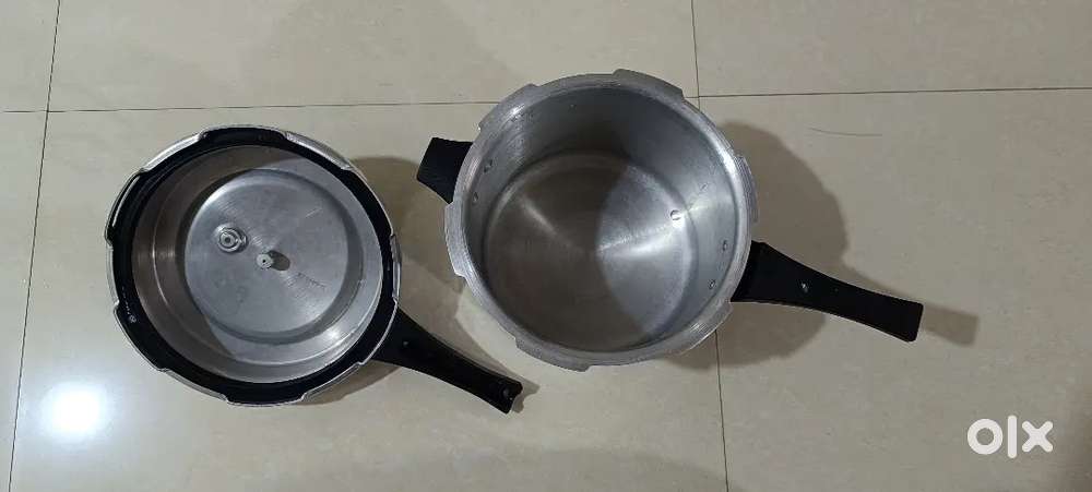 Prestige 5 litre pressure cooker.