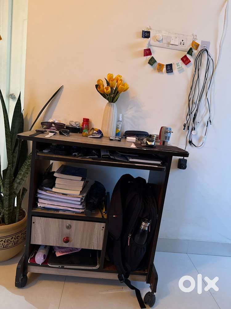 Computer Table with keyboard shelf