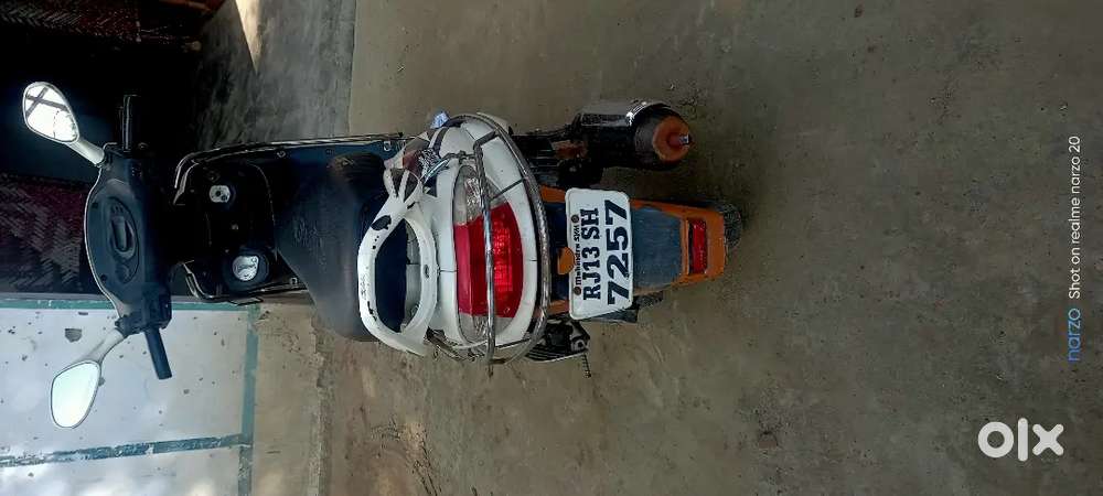 White colour self start or mittar band hai