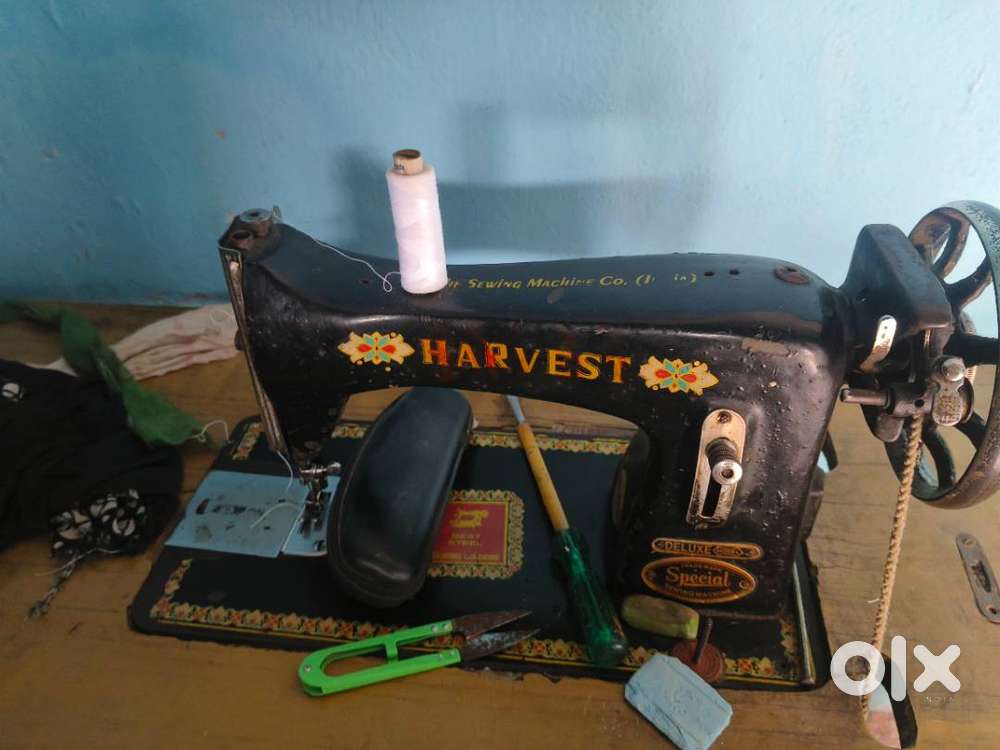 Vintage Harvest Deluxe Sewing Machine – Fully Working Condition