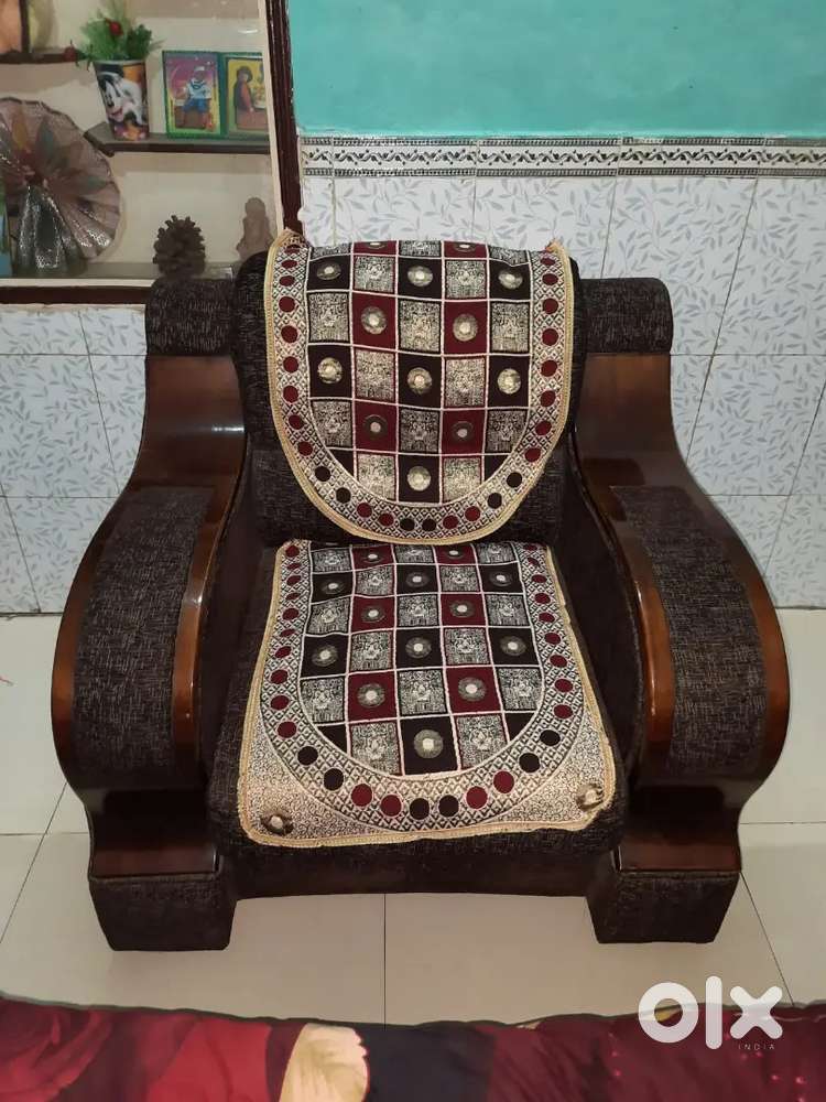 6 years old sofa set in good condition .