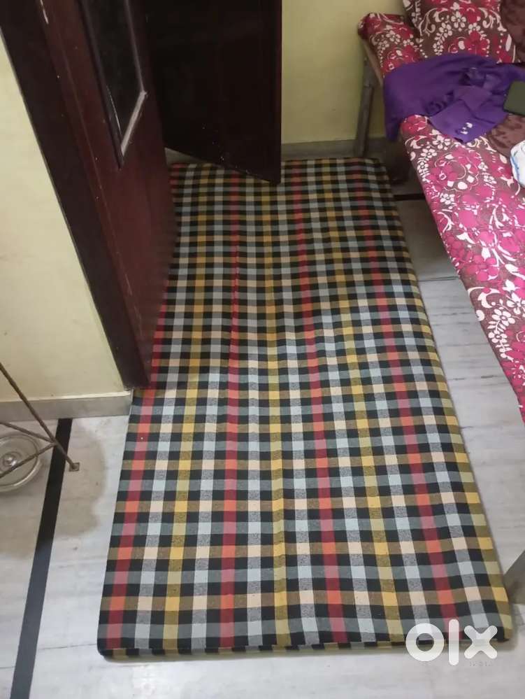 फोम के 2 गद्दे उपलब्ध है