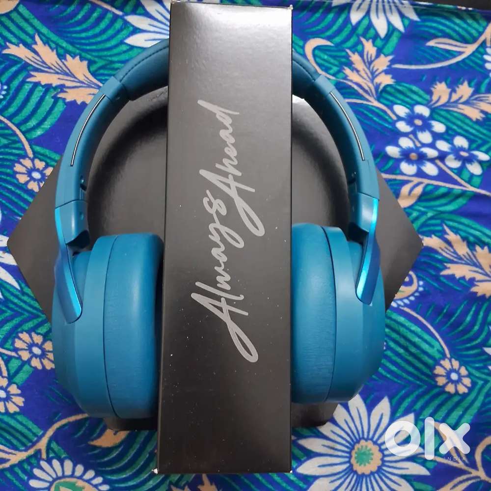 Premium Bluetooth Headphones with Hard Case – Excellent Condition