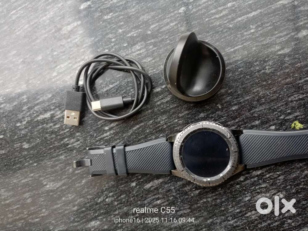 Samsung/ gear s3 frontier watch with charger