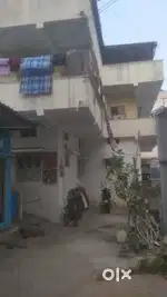 Building with 4 houses and 2 house