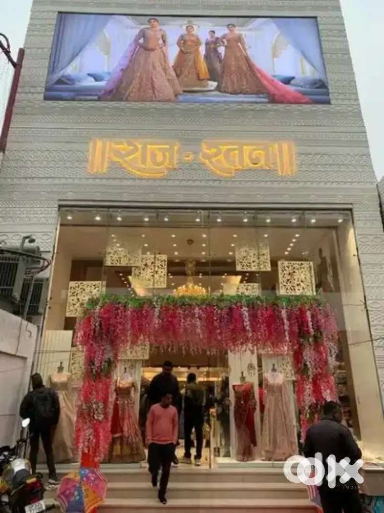 सूट और साड़ी शोरूम में काम करने के लिए लड़के  लड़‌कियों की आवशयकता है