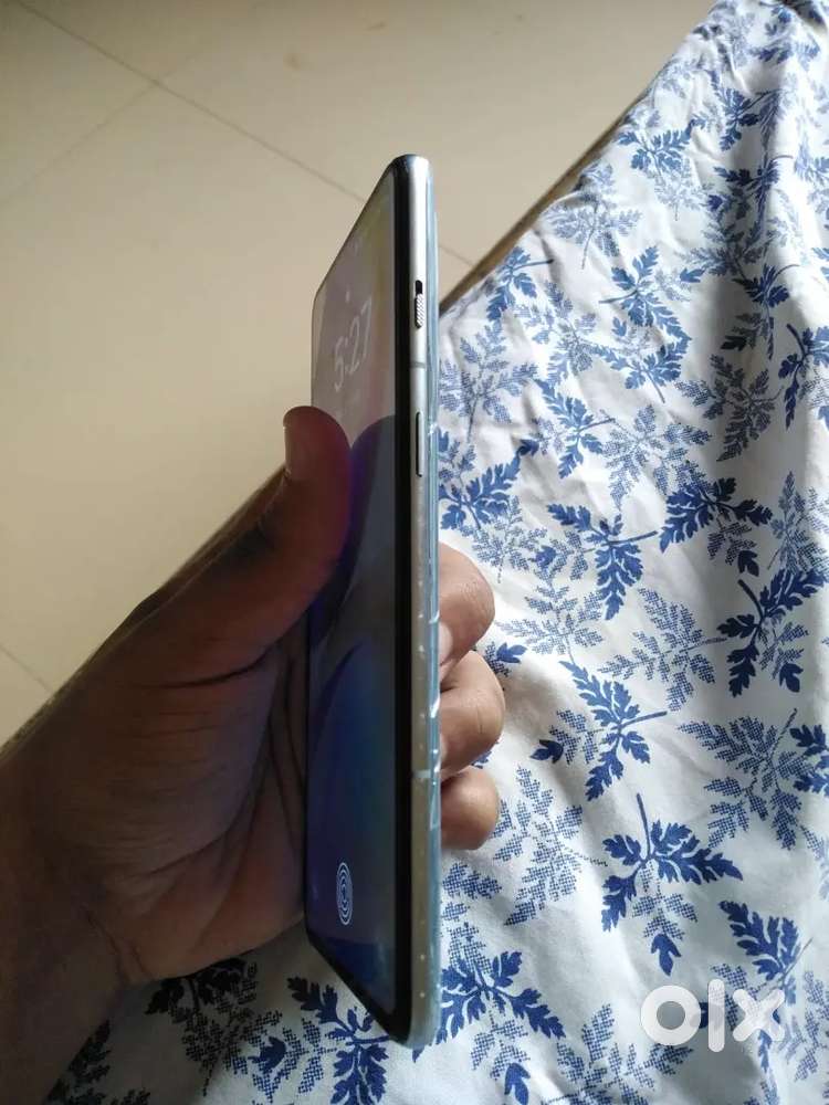 Good condition with Original charger bill and box(  back panel crack )