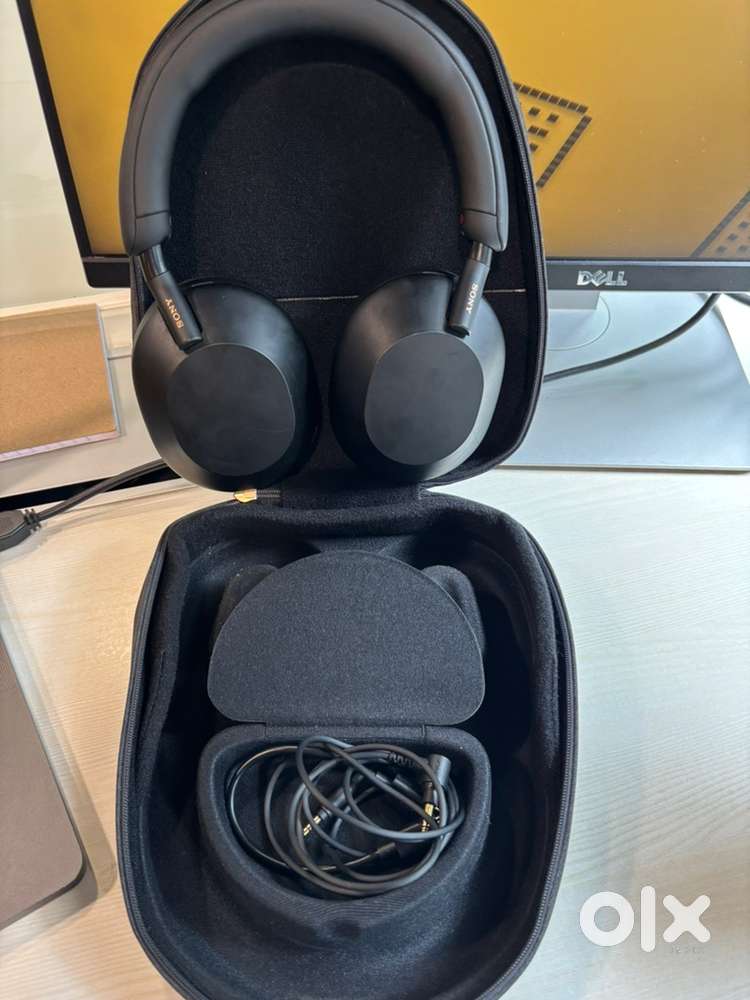 Sony WH-1000XM5 (2 year old)