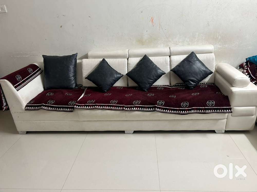 4 seated Sofa with 4 Pillows and Covers