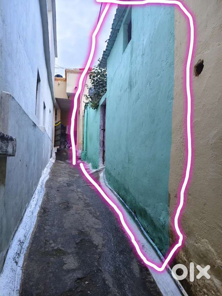 This beautiful 700 sqft. home in Indira nagar is perfect for u family