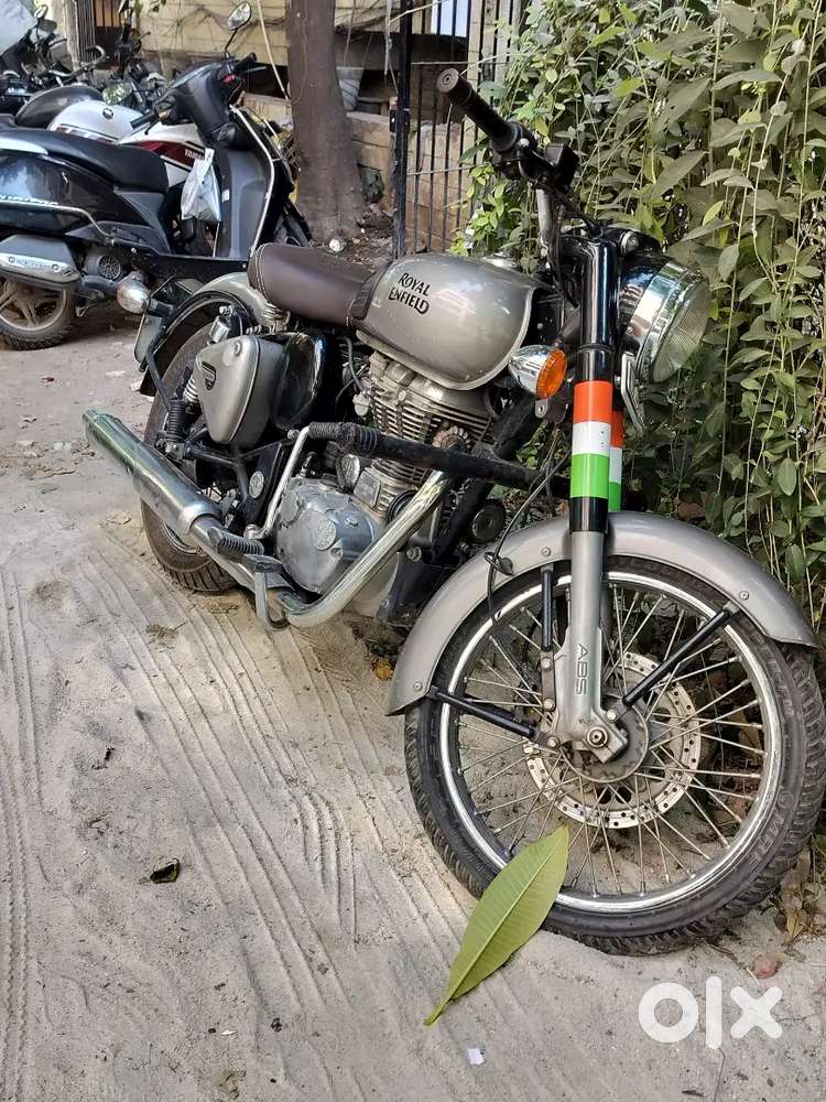 Royal Enfield Classic 350 Gun Metal Colour