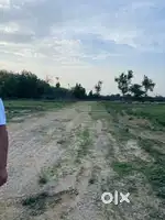 Gated Society में 90 गज का प्लॉट