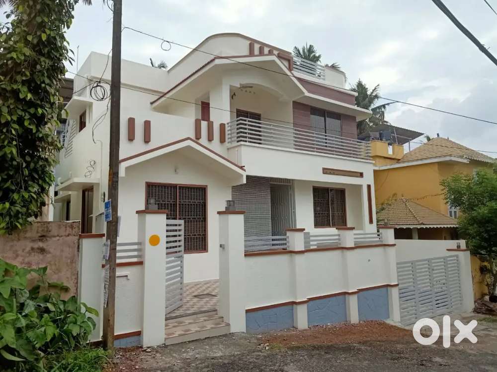 4.08 cent 7 year old house for sale at pongamoodu near preshnath nagar