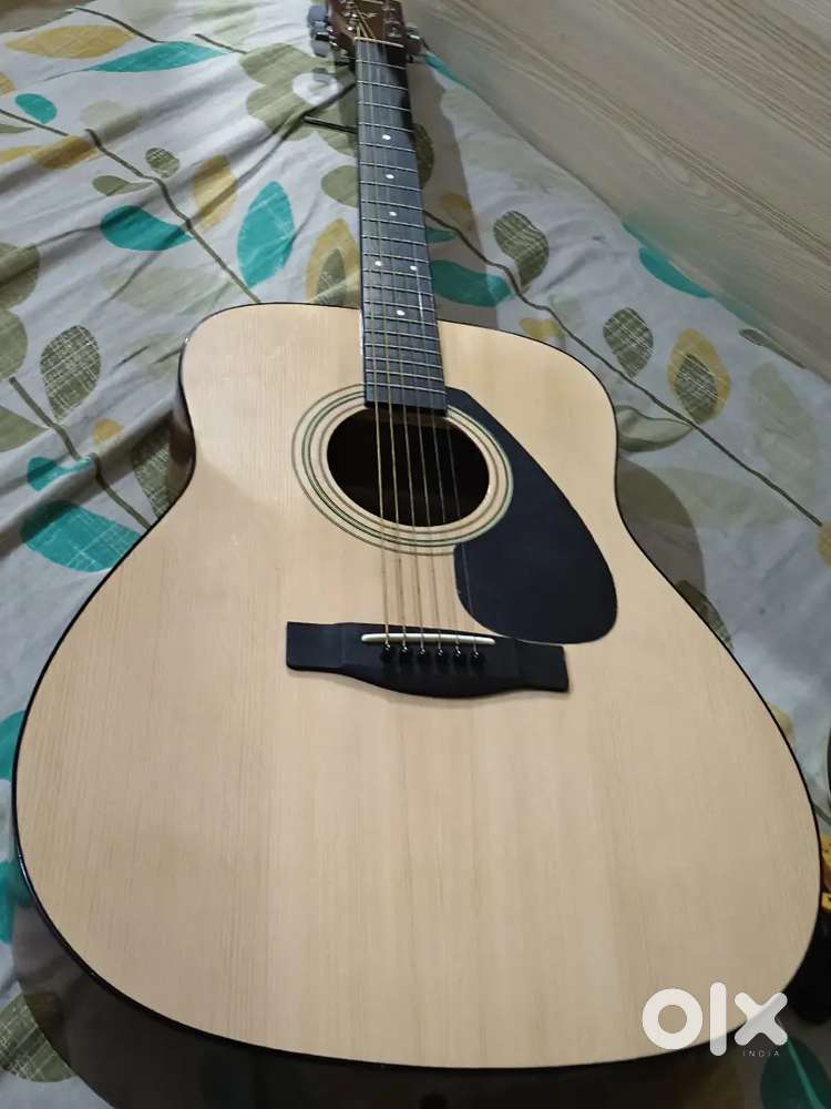 Yamaha f310 guitar only 1 month old with bag , capo, picks complete