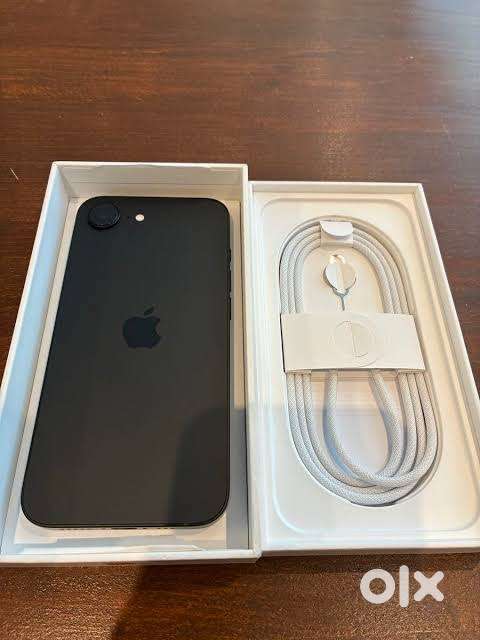 Iphone 16e 128 gb (in warranty 4 months used only)