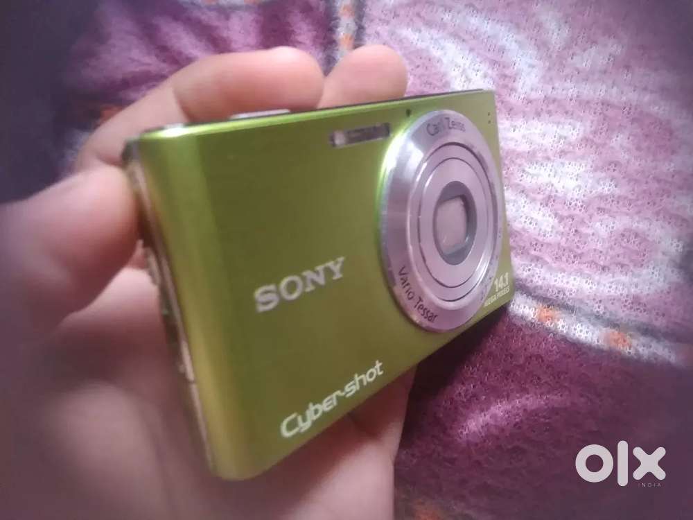Sony Cyber shot 14.1 mega pixels steady shot dsc W320 4x optical zoom