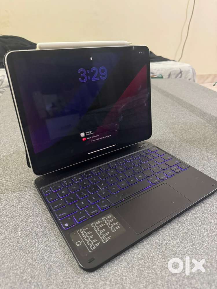 iPad Pro M1 128gb 11inch Wifi only with apple pencil and keyboard