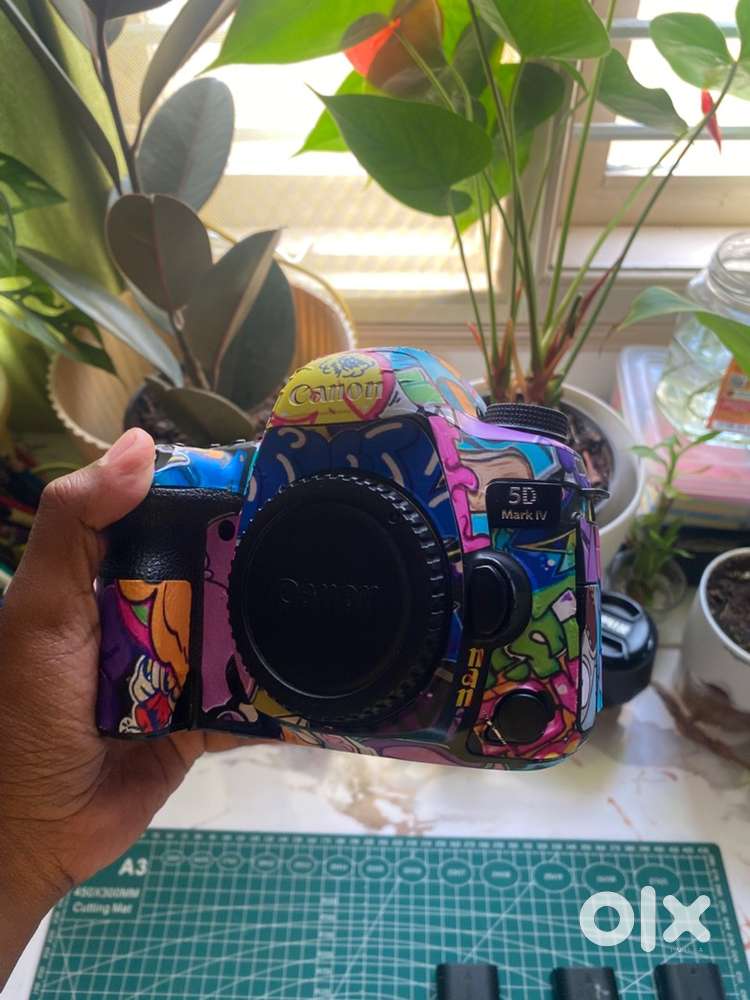 Canon 5d mark iv body and skins