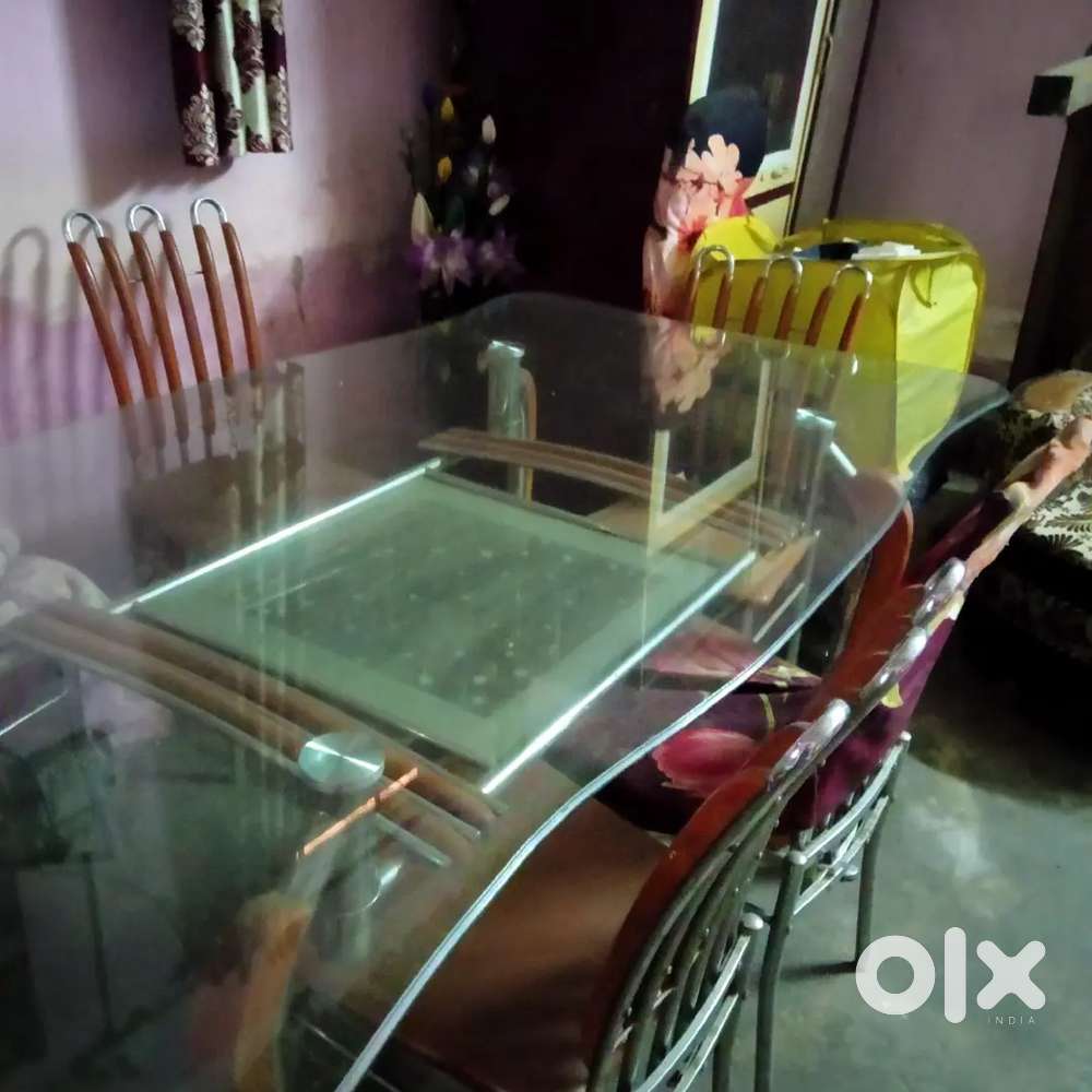 Six seater dining table glas top