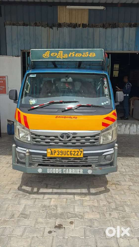 Less used vehicle tata intra v30