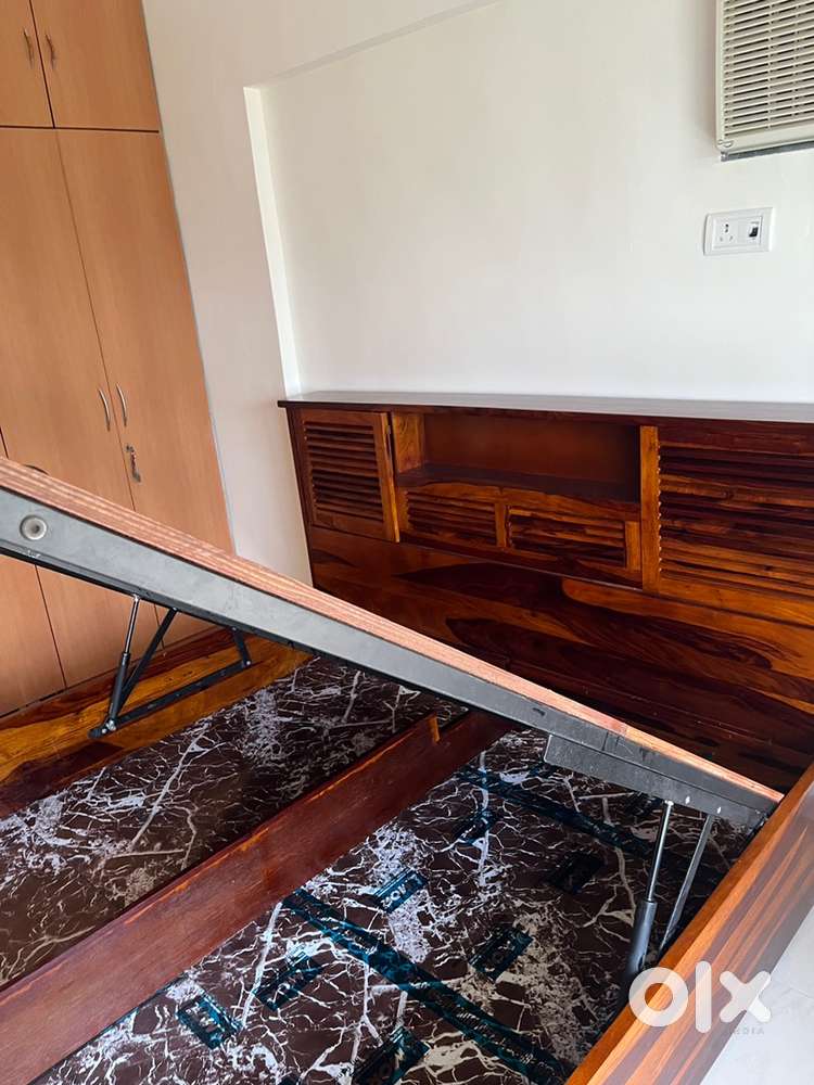 King size breed with hydraulic storage.