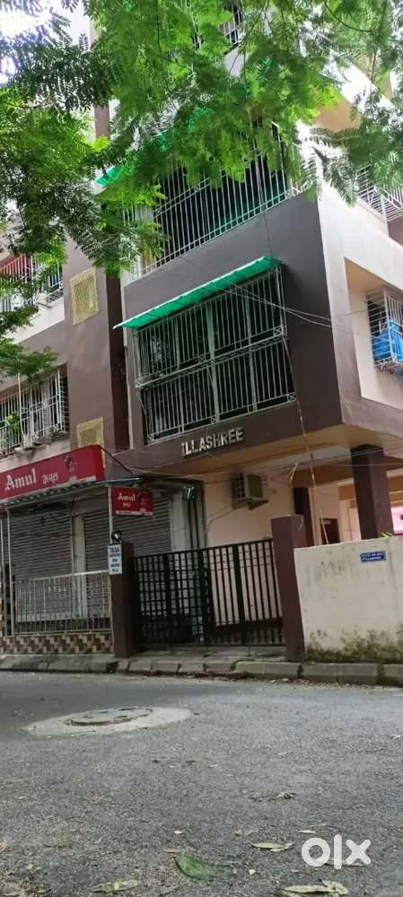 2bhk rent near Jadavpur University with road side balcony with lift