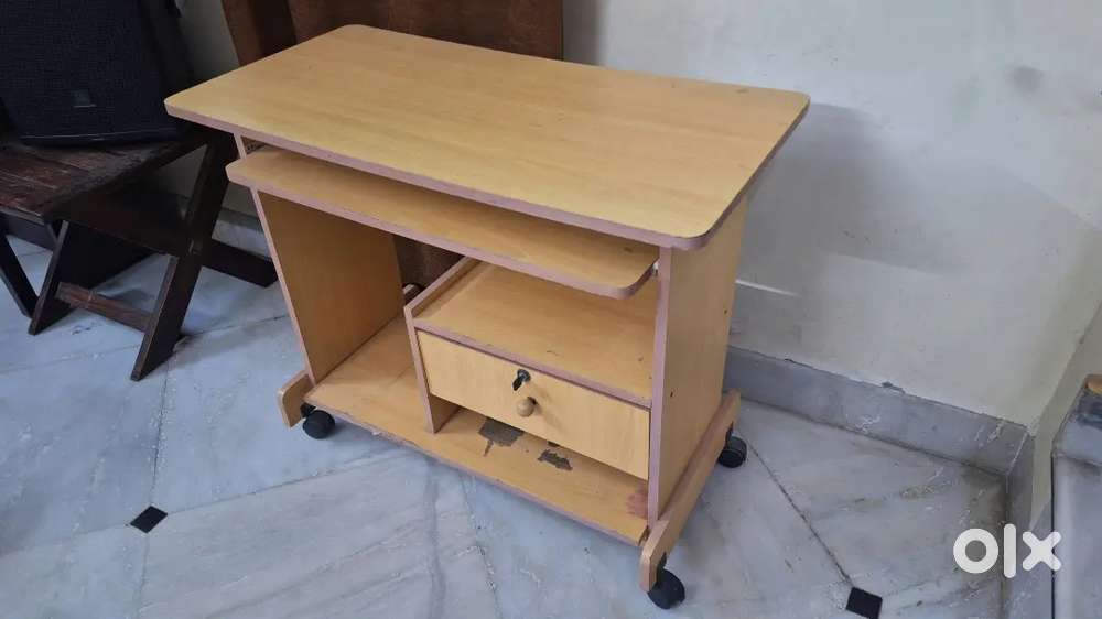 Computer table