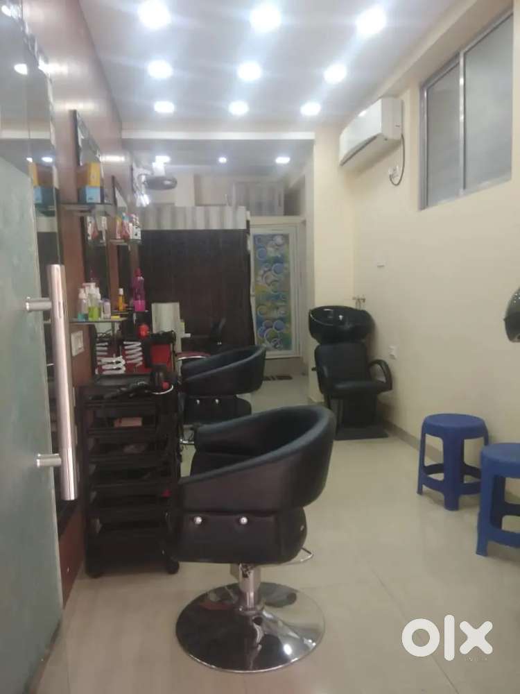Salon or beauty parlour on rent 20k monthly