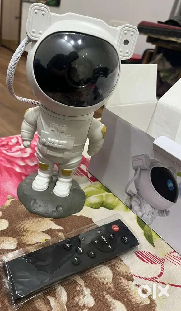 Astronaut Galaxy Projector With Remote Control - 360 degree (8 shades)
