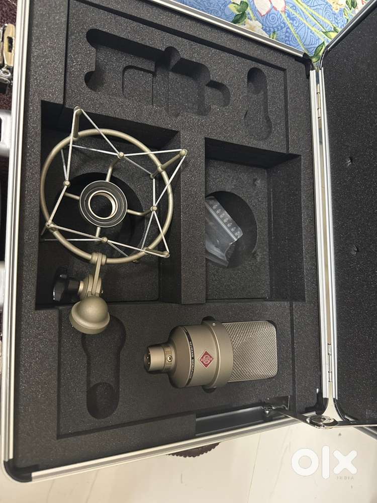 Neuman mic TLM 103 new condition 2 month old
