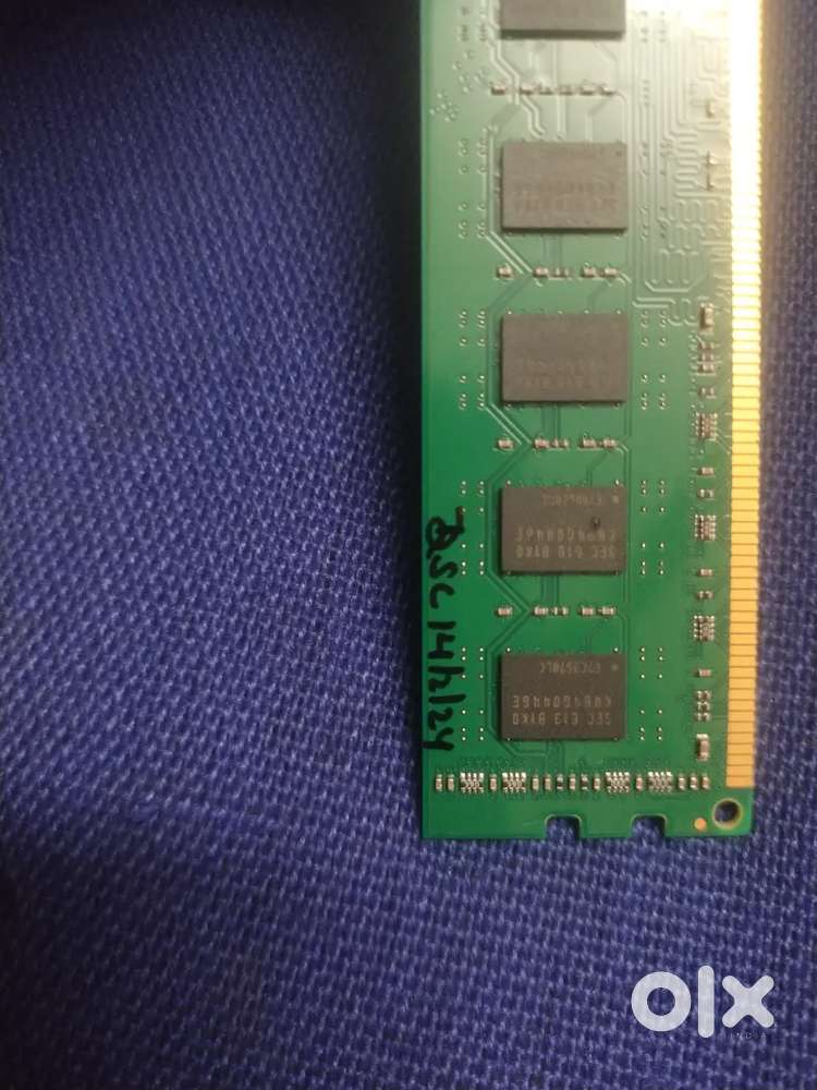 The image shows a Samsung 8GB DDR3 1333MHz Desktop RAM module