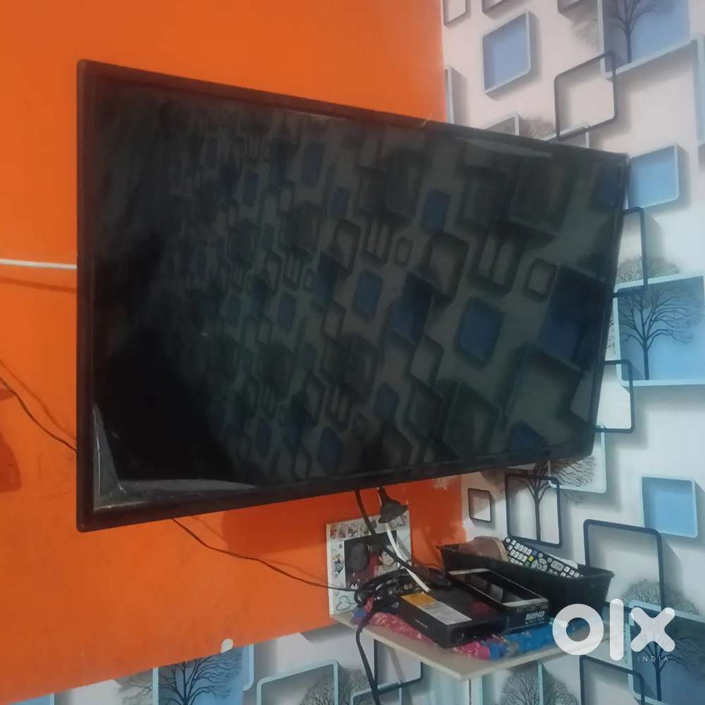 Sell 32 inch LCD voice coming but display not working