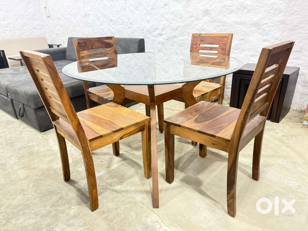 URBAN LADDER : Wesley Round Table+4 Capra Chair For UPTO 70% OFF SALE.