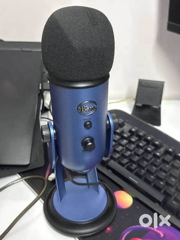 Blue yeti mic with box and cables