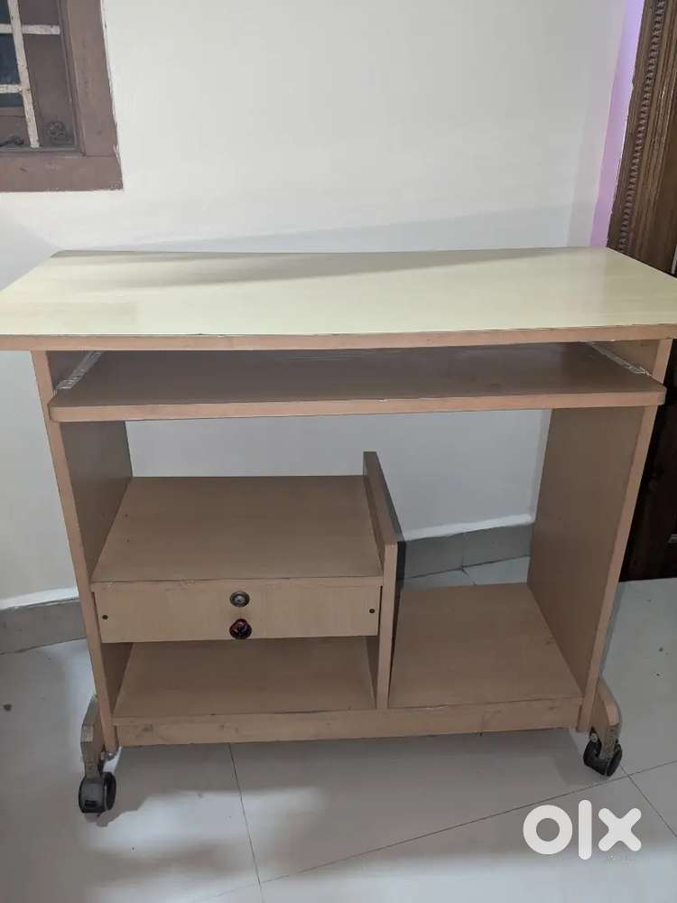 Computer table