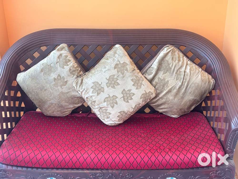 5 seater Sofa + table for sell