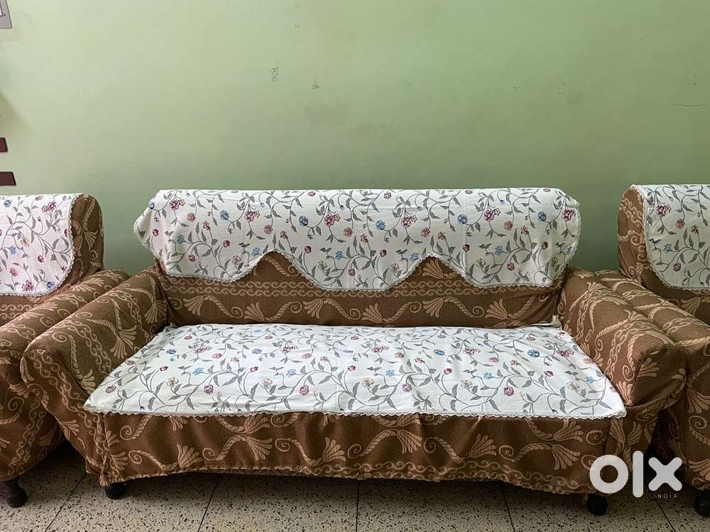 5 Seater New Condition sofa