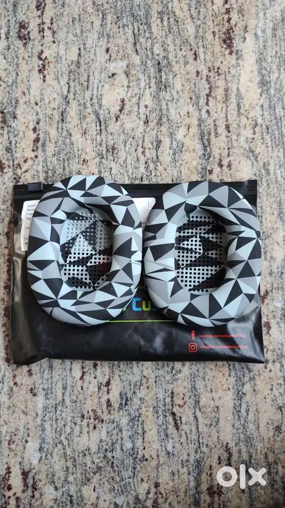 SEALED BRAND NEW SONY WH-1000 XM5 HEADPHONES WITH EARPADS