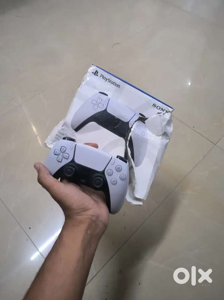 PS5 controler only in 2000 brand new only box is not in good condition