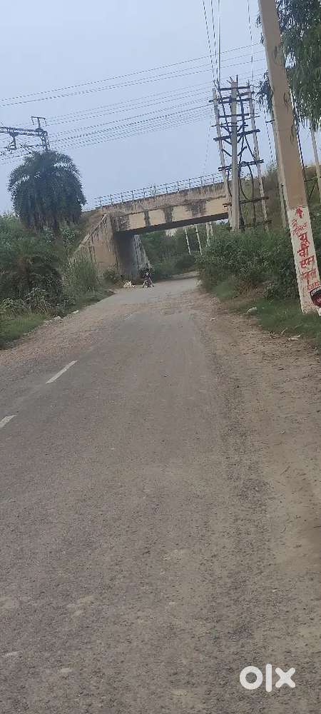 Vasundhara road 100guj ka plot 20lac mein.