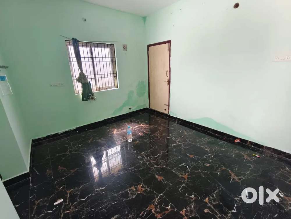 House rent at kombakkam nayara petrol pump opp