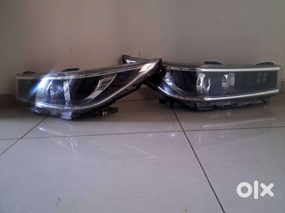 Toyota Innova Crysta Headlights