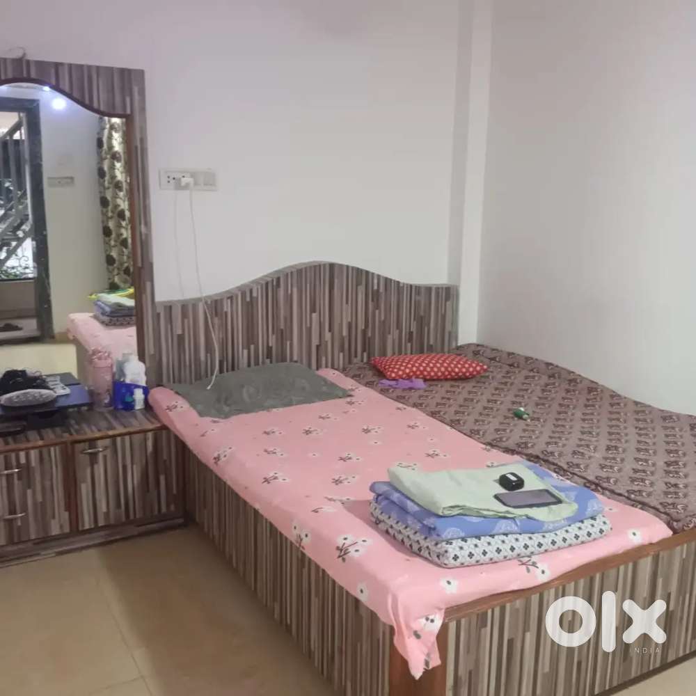 Available paying guest accommodation flat mate in double sharing chmbr