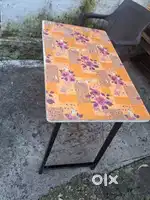 Folding table