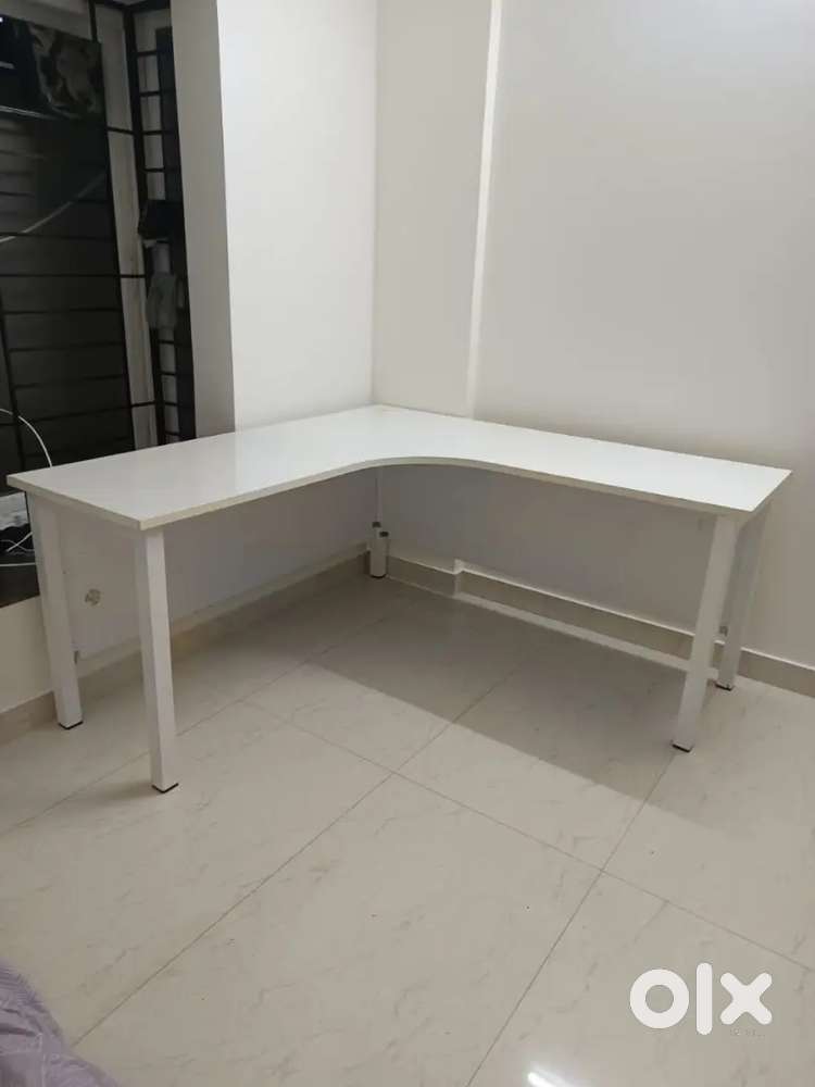 L shape spacious desk