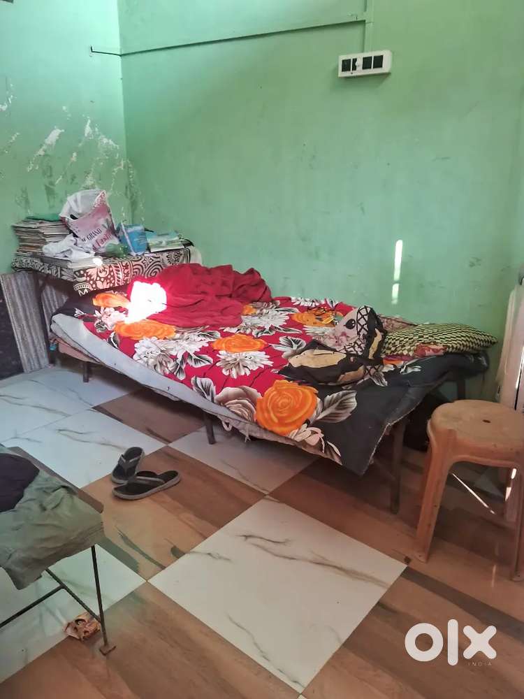 Room h ek bathroom atech hai single bike rakh skte hai personal gate h