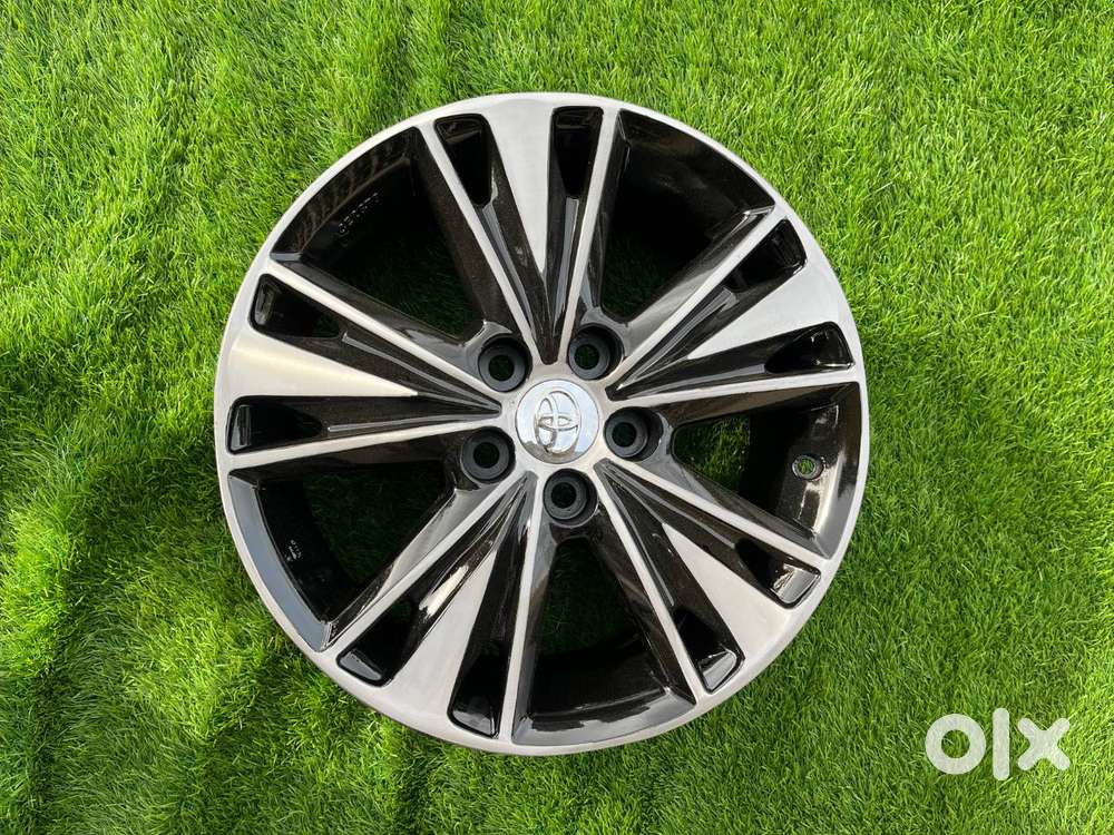INNOVA CRIYSTA ALLOY WHEELS 17 INCH (VERY GOOD CONDITION)